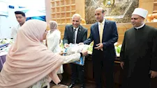 محافظ أسيوط يسلم جوازات وتأشيرات الحج لـ322 فائزًا (فيديو وصور)