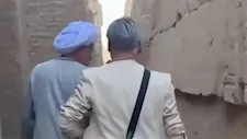 إحالة خفير للتحقيق بعد ظهوره في فيديو يتقاضى أموالًا من سائح داخل معابد الكرنك بالأقصر