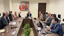 الحكومة تضع خطة شاملة لتنظيم الإعلانات على الطرق ومراجعة التراخيص