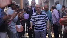 ممر الوفاء.. طلاب يكرمون معلمهم من باب منزله للمدرسة في بني سويف