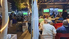 شاشات منفصلة وروح واحدة.. مقهى بالسويس يجمع مشجعي الأهلي والزمالك في ليلة