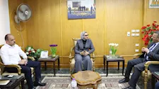 محافظ الوادي الجديد تبحث التوسع في الطاقة النظيفة والطاقة الشمسية بالفرافرة