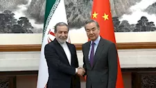 وزير الخارجية الصيني يُجري محادثات مع نظيره الإيراني