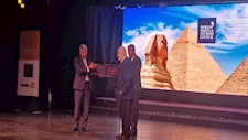 وزير الآثار يهدي رئيس "العالمي للسياحة" مستنسخًا من مركب خوفو على متن "كريستال كروز" 