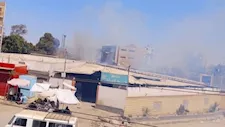 دخان ونيران جنب المزلقان.. السيطرة على حريق محدود قرب السكة الحديد في منوف 