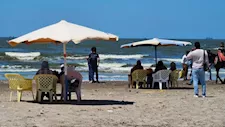 موجة وكرسي وشمسية.. توافد المواطنين على شواطئ بورسعيد (فيديو وصور) 