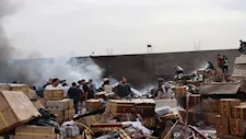 محافظ القليوبية ومدير الأمن يتابعان جهود إخماد حريق مخازن "أبو حوا" بقليوب - صور