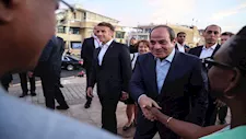 الرئيس السيسي يصطحب ماكرون في جولة على الممشى السياحي بكورنيش الإسكندرية