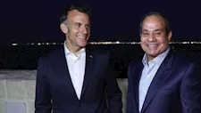 من بحري إلى المنشية.. جولة حرة للسيسي وماكرون على كورنيش الإسكندرية (فيديو وصور)