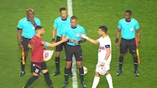 "بعد وفاة والده".. لقطة إنسانية من لاعبي الزمالك تجاه محمد شحاتة خلال مباراة