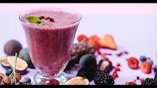     ماذا يحدث لجسمك عند شرب عصير التوت؟ 