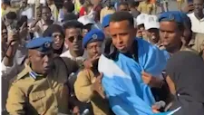 استقبال شعبي للحكم الصومالي عمر أرتان بعد رفض دخوله أمريكا (صور)