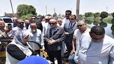 محافظ الأقصر يتفقد موقع انهيار طريق مدخل إسنا ويطمئن المواطنين -صور 