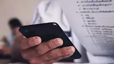ضبط طالب حاول تصوير امتحان الإعدادية بالخصوص 