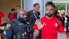 الشرطي إيريك هدسون لمصراوي: محمد صلاح متواضع ولن أنسي هذه التجربة