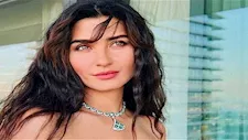 صور.. النجمة التركية توبا بويوكستون تستمتع بعطلتها الصيفية  على البحر
