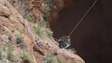 مصرع متسلق يمني بعد سقوطه في فوهة بركان (فيديو)