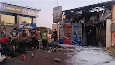 بالصور- حريق هائل يلتهم محل بقالة بالعبور