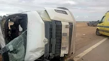 عجلة القيادة السبب.. تفاصيل انقلاب ميكروباص على الطريق الصحراوي بالصف