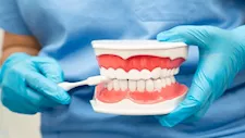 وصفات تبييض الأسنان.. مخاطر خفية قد تهدد صحة الفم