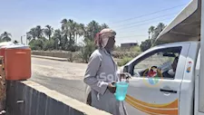  صدقة جارية على الطريق.. "عم خالد" يروي عطش المسافرين يوميًا بأسيوط (فيديو وصور)