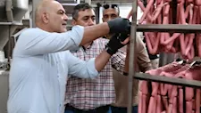 إحباط كارثة غذائية.. ضبط 27 طن لحوم ودواجن فاسدة داخل مصنع بالخانكة (صور)