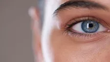   6 عادات يومية قد تعزز صحة عينيك 