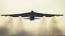 تحطم قاذفة أمريكية من طراز "B-52" بعد إقلاعها في كاليفورنيا (صور)