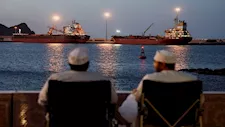 إيران تعلن بدء رفع الحصار الأمريكي عن موانئها 