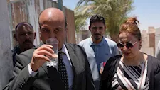بالصور- محافظ أسيوط يتناول كوب مياه من محطة موشا تأكيدًا على جودتها