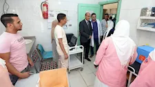 محافظ أسيوط يتفقد وحدة موشا الصحية ويحيل موظفًا للتحقيق