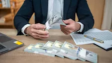 مصر والصين توسعان اتفاقية مبادلة العملات.. هل يتراجع الضغط على الدولار؟  