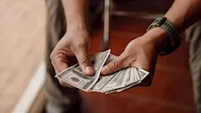 سعر الدولار ينخفض مقابل الجنيه بنهاية تعاملات اليوم الاثنين