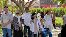 تنفيذًا لوصيته بملابس بيضاء.. الصور الأولى من جنازة محمد مرزبان