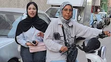 "بتونسني في طريقي".. "أم رودينا" دليفري تجوب شوارع الشرقية على سكوتر بصحبة ابنتها