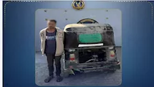 مشهد صادم.. سائق توك توك يتسلق سيارة طبيب ويهاجمه بالجيزة-(فيديو)