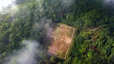 كيف تحوّل بركان خامد إلى واحد من أغرب ملاعب كرة القدم في العالم؟