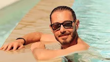 بإطلالة شبابية.. أحمد زاهر ينشر صورًا جديدة والجمهور: "أصغر جد"