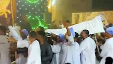 على نقالة مستشفى وبزي طبيب.. عريس يثير الجدل بزفة غريبة في قنا (فيديو)