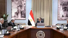 رئيس الوزراء يستعرض خطة تطوير الشركة القابضة للأدوية والتوسع في التصنيع والتصدير