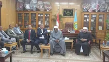 بالصور- وفد الأزهر يعزي ضحايا حادث أبنوب  بأسيوط  ويكثف جهود المصالحة
