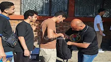 تفتيش ذاتي لطلاب الثانوية العامة قبل دخول لجان الامتحانات في بورسعيد - فيديو وصور