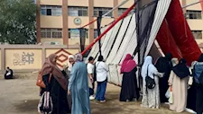 عيون تراقب البوابات.. "أمهات السويس" يرابطن أمام لجان الثانوية في أول أيام الامتحانات -فيديو وصور