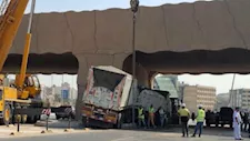 اصطدام سيارة نقل بكوبري الرماية الجديد المؤدي إلى الأهرامات | صور