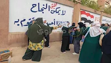 معلمة توزع المياه على طالبات الثانوية العامة وأولياء الأمور بالعاشر من