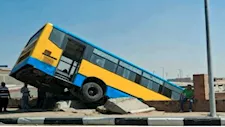 عطل بالفرامل.. تصادم أتوبيس وسيارة ملاكي بمحور المشير