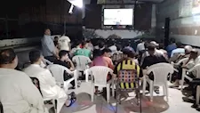 ترقب أمام الشاشات ودعوات الجماهير.. أجواء حماسية في بني سويف لمتابعة مباراة منتخب مصر