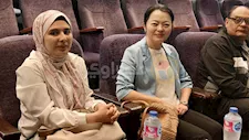 قنصل الصين تشارك جماهير الإسكندرية متابعة مباراة مصر ونيوزيلندا في الاستاد- صور