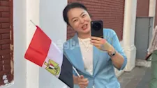 بعلم مصر.. قنصل الصين تشارك جماهير الفراعنة فرحة فوزهم الأول في المونديال- صور