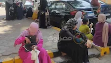 بالصور.. أولياء الأمور ينتظرون الطلاب خارج لجان الثانوية العامة بالجيزة 